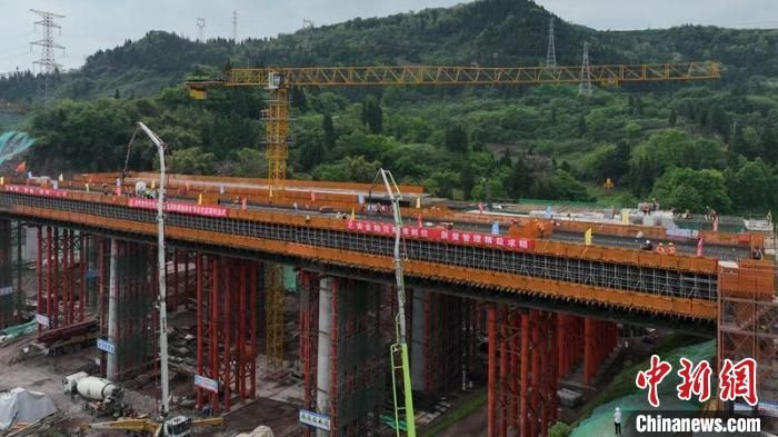 西渝高铁达州南站2号八线特大桥首联连续梁浇筑完成