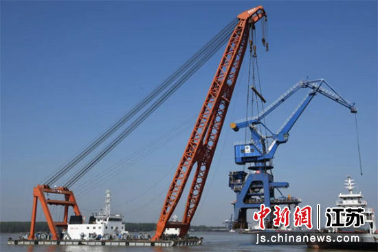 “南京智造”的港机装备正在加快“走出去”的步伐。张越 摄