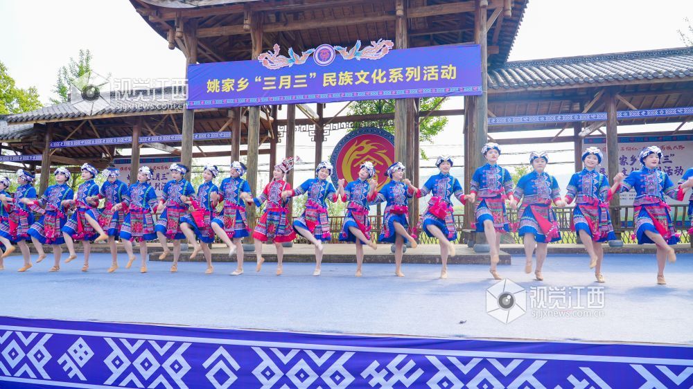 4月13日，江西省横峰县“三月三”民族文化系列活动在姚家乡兰子畲族村举办，畲族村民与游客欢聚一堂，共庆“三月三”佳节。