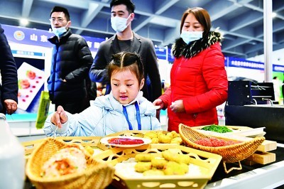 山东日照市民在品尝预制菜　新华社发