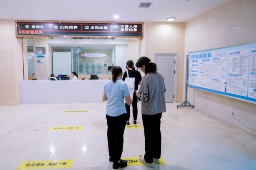 图：中国人寿寿险重庆市分公司在医院为患者讲解普惠金融业务并了解群众实际需求