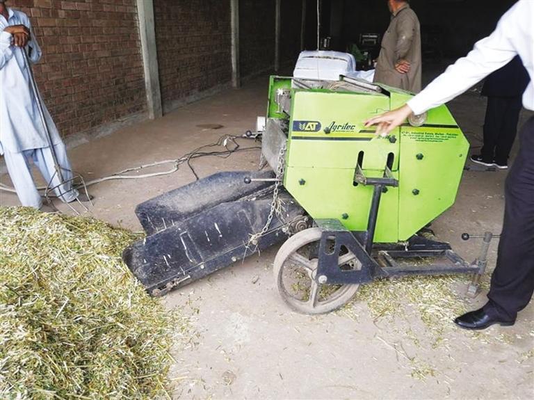 我方人员正在查看巴基斯坦的青贮打捆机