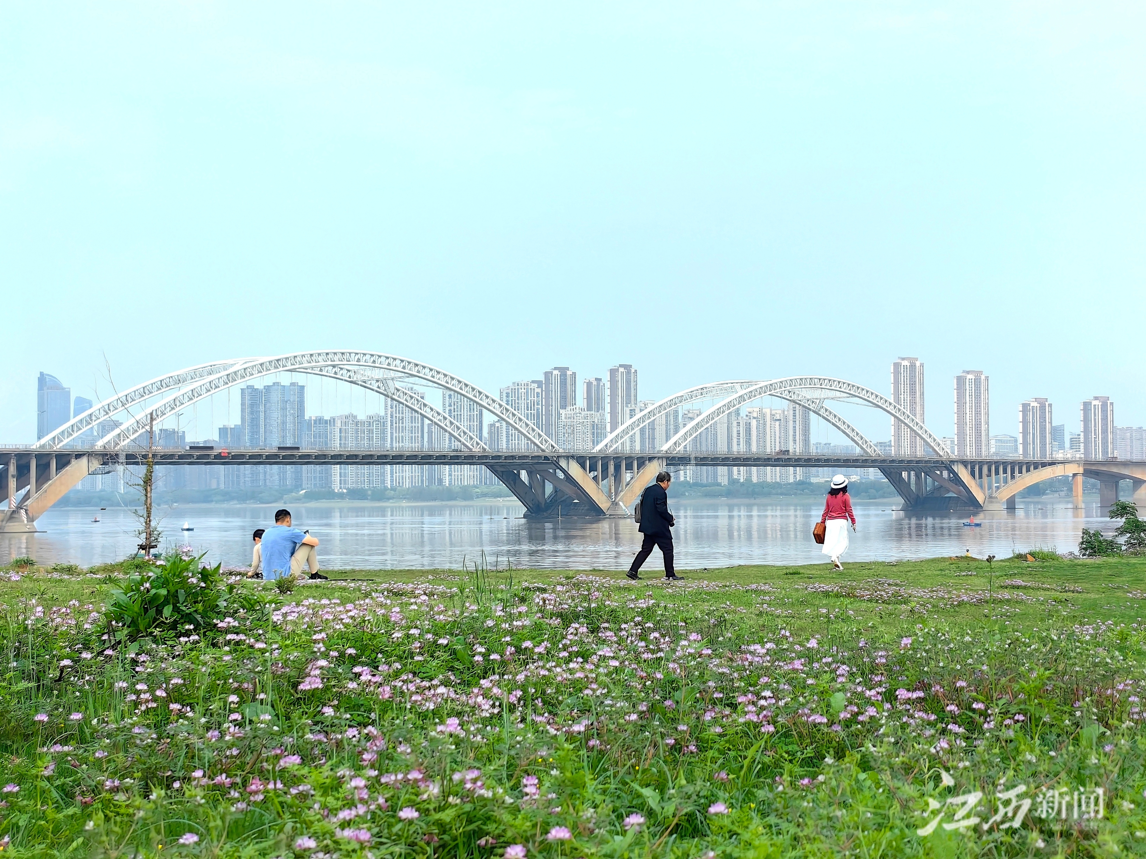 南昌雨后赣江市民公园美如画图