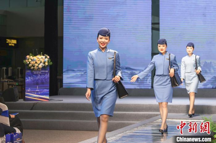 图为江西航空空乘人员身着新版制服进行走秀展示。刘力鑫 摄