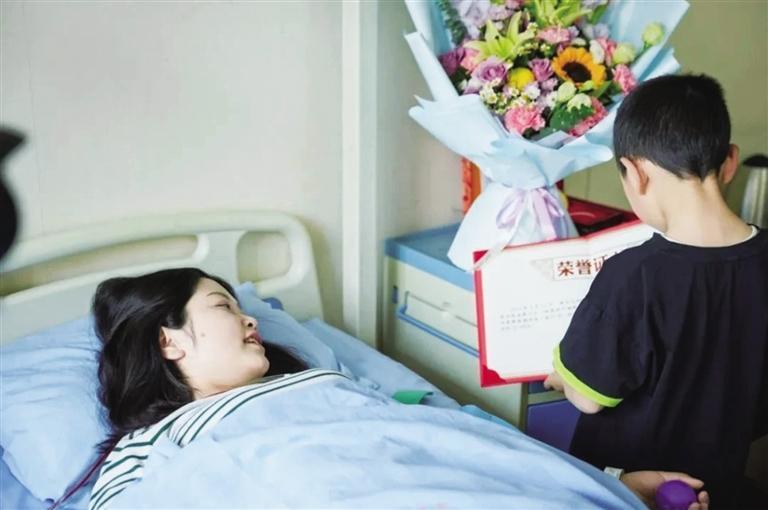 陈永凡捐献造血干细胞后获得证书