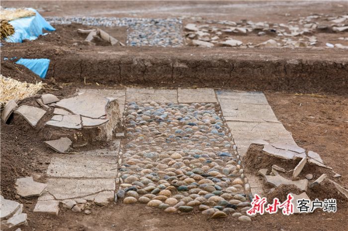 礼县四角坪遗址的回纹地砖和鹅卵石散水　新甘肃·甘肃日报记者　冯乐凯