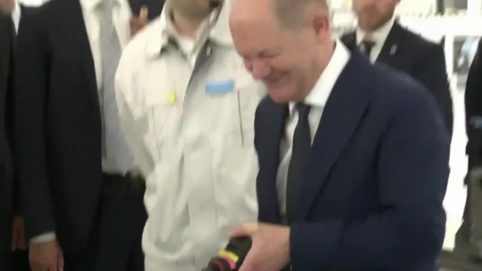 现场视频：德国总理在重庆一家企业拧螺丝