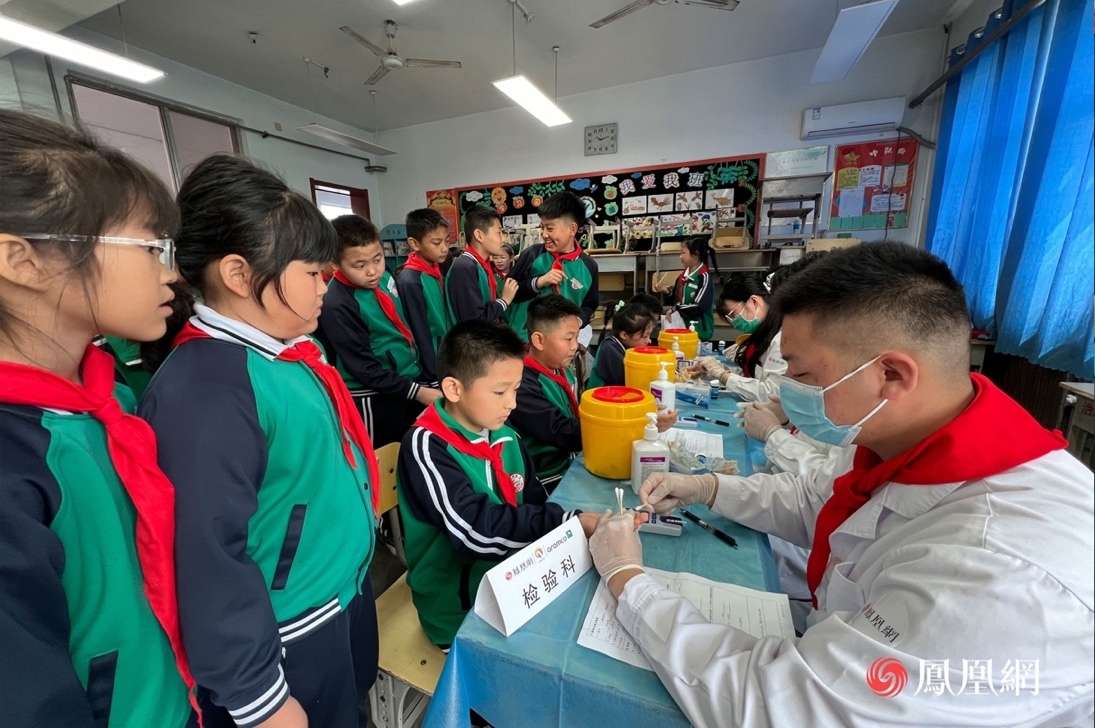 孩子们有序排队等候体检