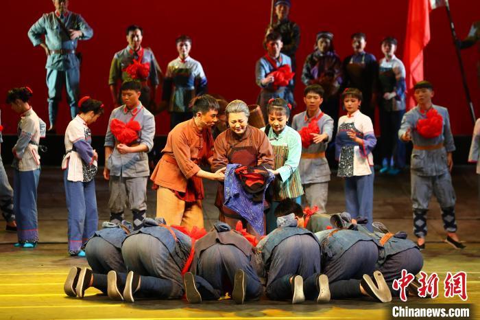 图为赣南采茶歌舞剧《八子参军》演出现场。 记者 刘占昆 摄