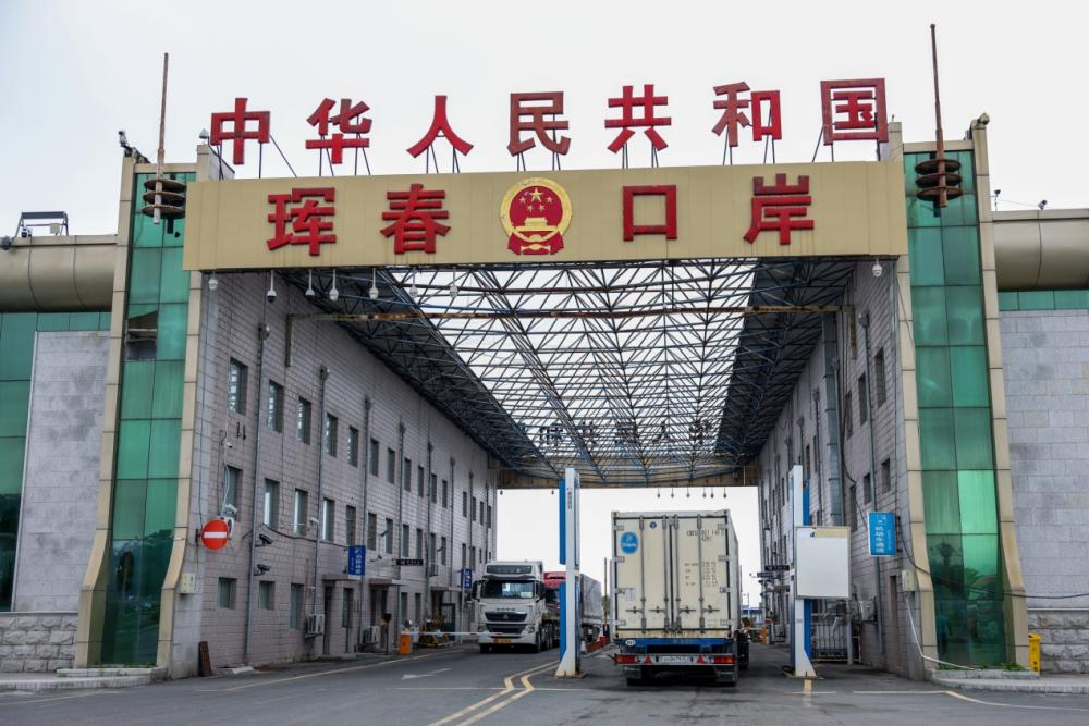 货车在珲春公路口岸进行通关。新华社记者 颜麟蕴 摄