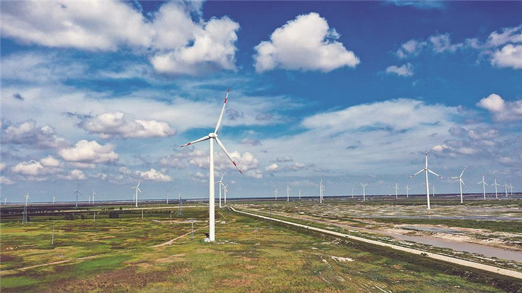 乾安县大力发展风电产业，积极融入“陆上风光三峡”工程建设。图为当地的风力发电机组。潘硕　摄