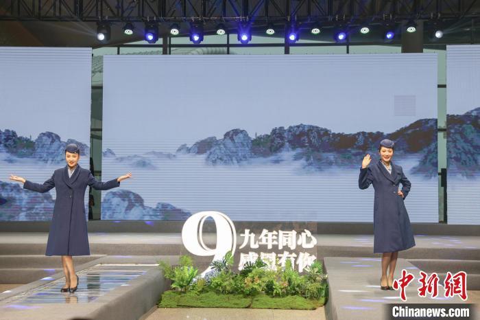 图为江西航空空乘人员身着新版制服进行走秀展示。刘力鑫 摄