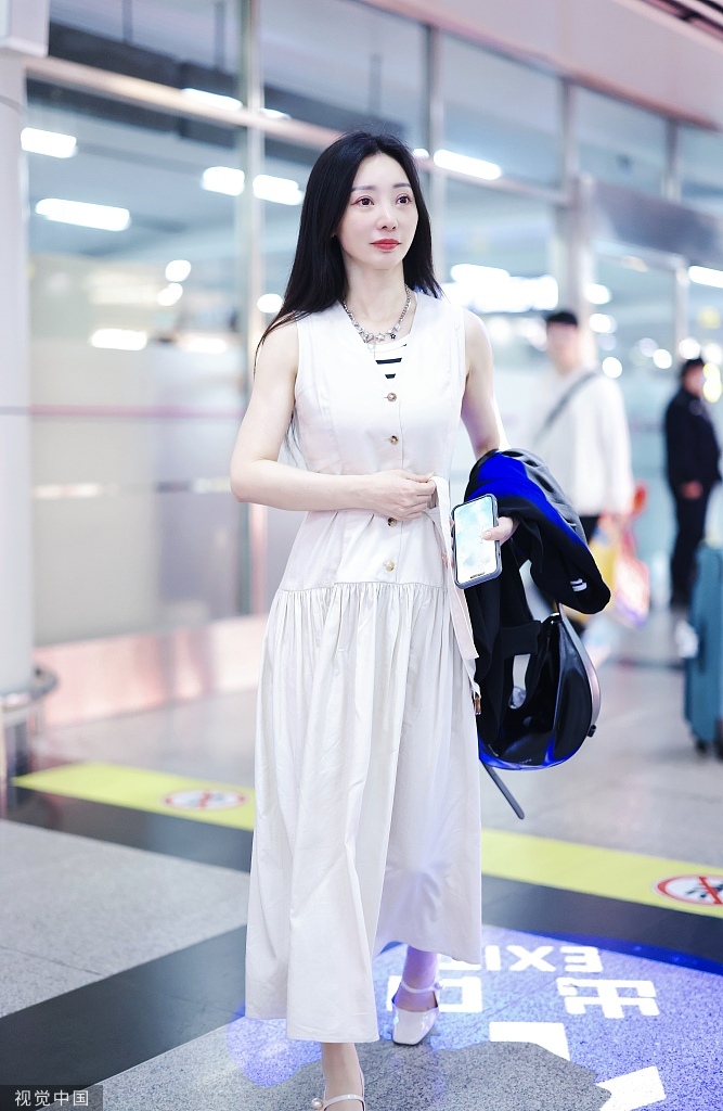 柳岩抵达长沙黄花机场 一身白裙简约清爽