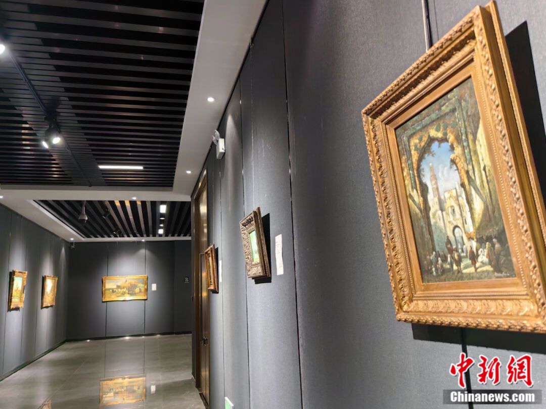 西方经典油画在中国(河南)自贸区国际艺术品保税仓展出。刘鹏 摄