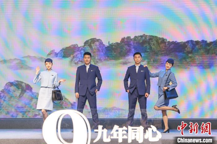 图为江西航空空乘人员身着新版制服进行走秀展示，新版制服产品包含女乘务员和男乘务员的共10个品类服饰。刘力鑫 摄