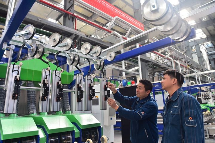 在江西江铜华东电工新材料科技有限公司生产车间，技术工人在生产线上巡检设备（2023年11月21日摄）。江西鹰潭高新区打造铜基新材料“智造”产业集群，推动高新区经济高质量发展。新华社记者 张善臣 摄