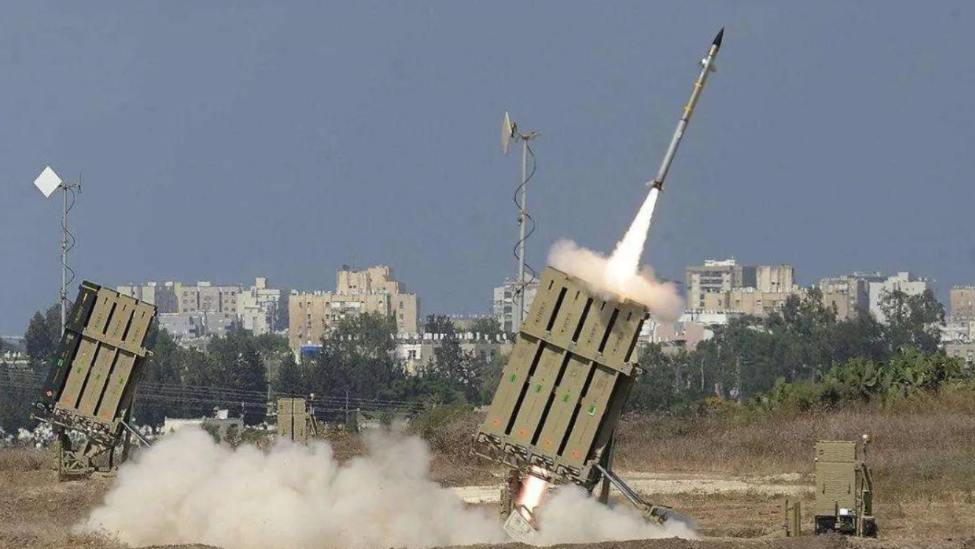 图为以色列装备的“铁穹”防空导弹系统
