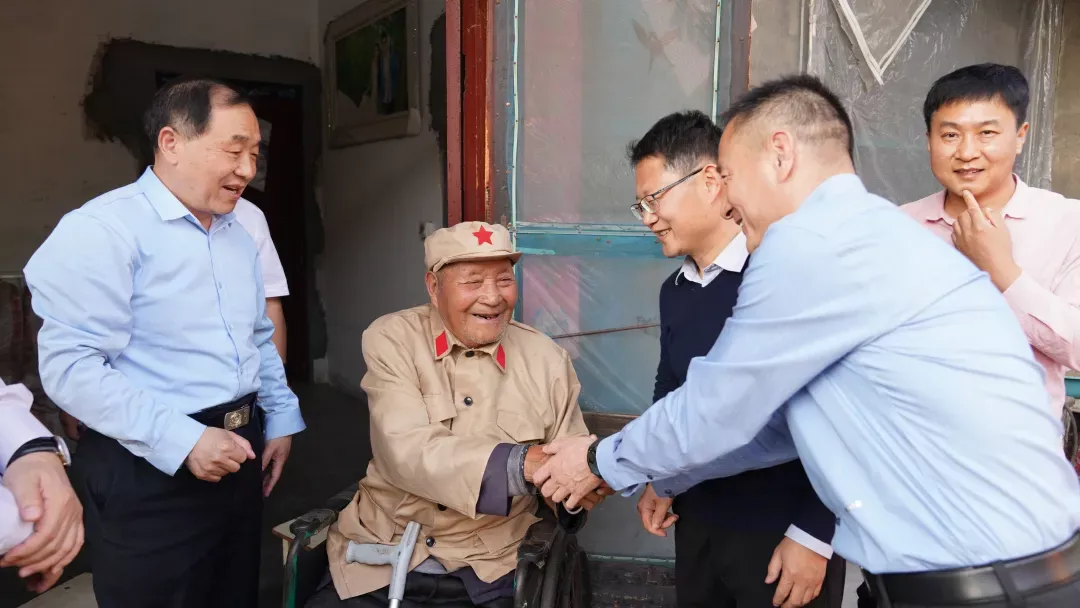 走访慰问留庄镇98岁参加抗日战争老兵李玉交。