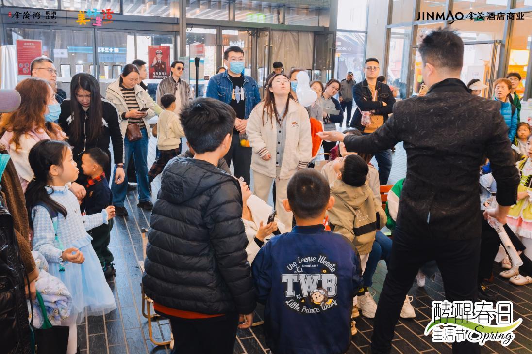 市民参加金茂湾购物中心的“酵醒春日生活节”趣味活动