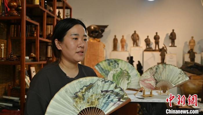 4月18日,张曼瑜展示漂漆扇。张俊杰 摄