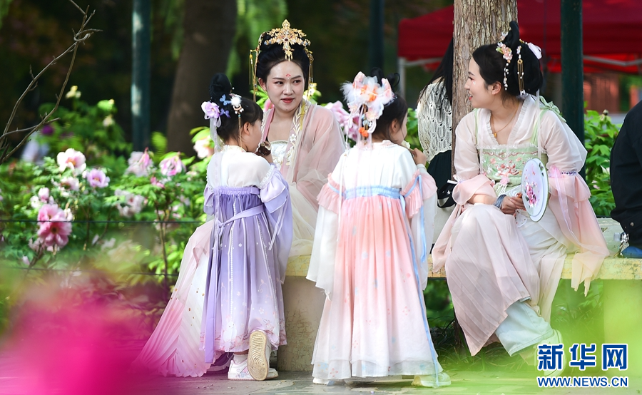 4月14日，洛阳市中国国花园牡丹观赏区，游客身着汉服在参观游玩。