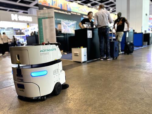 4月13日，第二届香港国际创科展在香港会议展览中心开幕，迪马机器人带来的商用无水清洁机器人正在重庆展区展示。张亦筑 摄