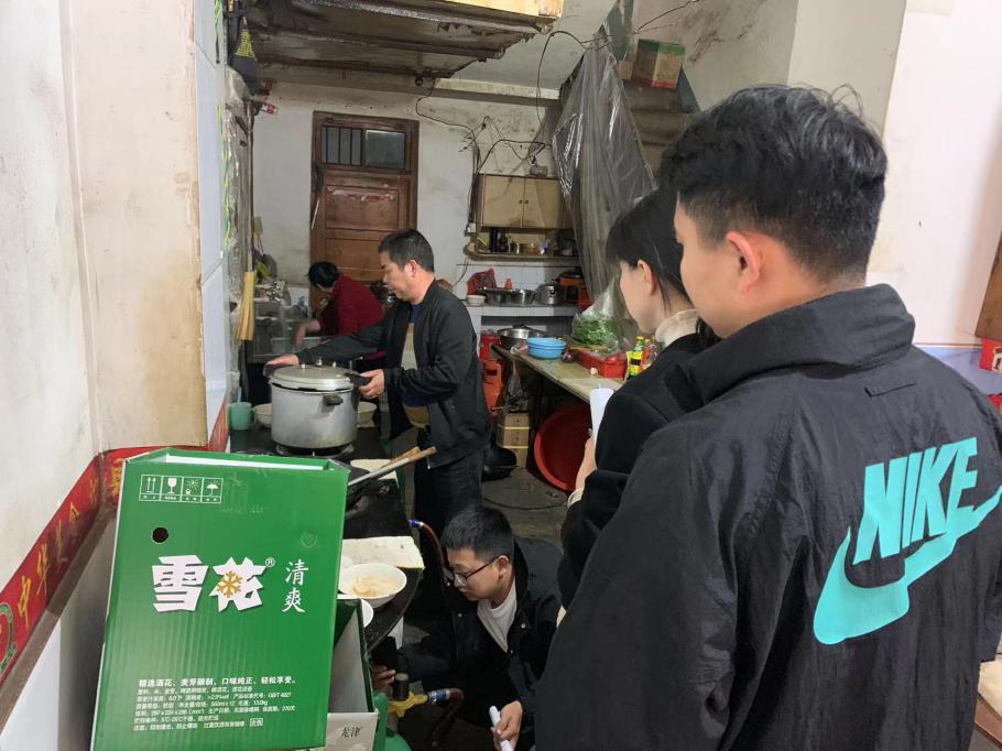 （在经营饭店开展燃气设备安全检查）