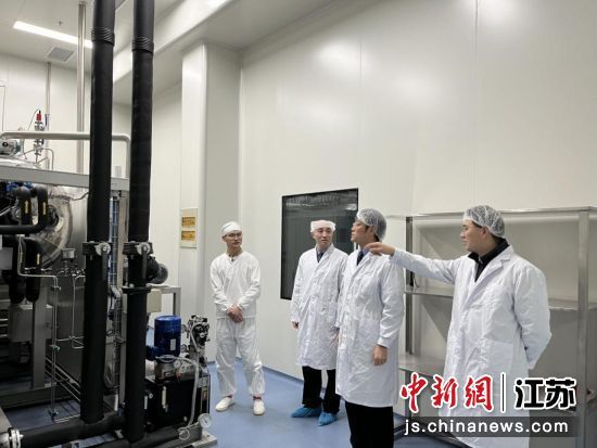 常熟公安局“经管家”听取企业负责人介绍遇到的困难。
