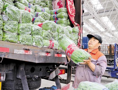 4月12日，首衡高碑店国际农产品交易中心发往北京三级批发市场的净菜正在装车。河北日报通讯员 张卫军摄