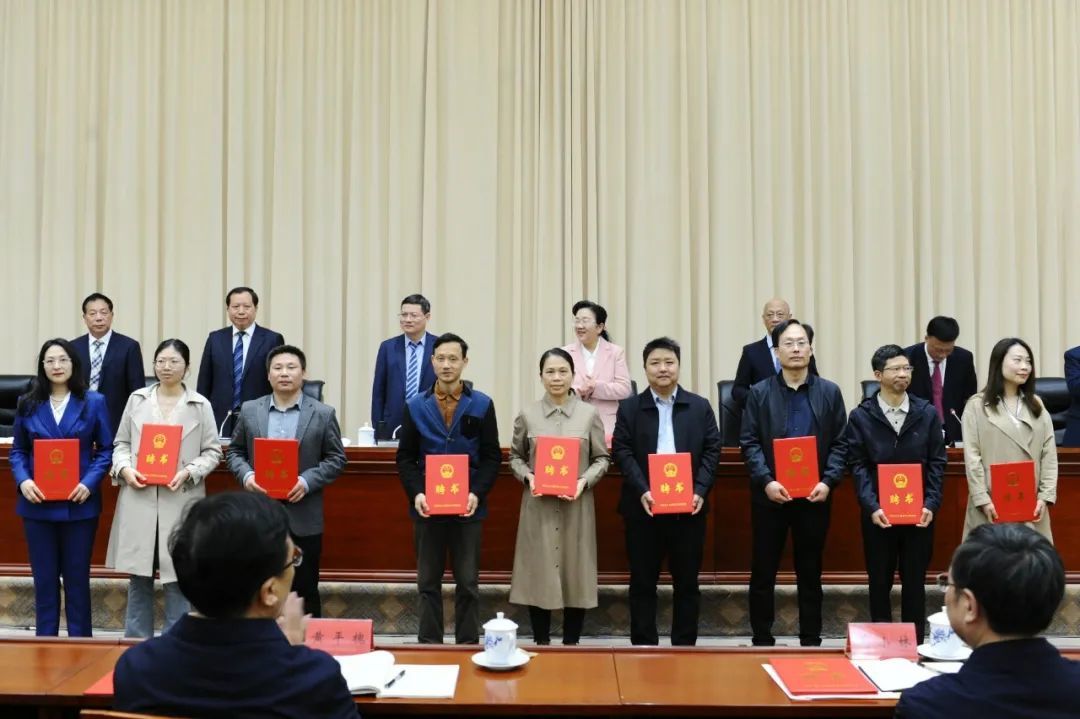 丁良喜教授受聘为省人大教科文卫委专家委员会专家