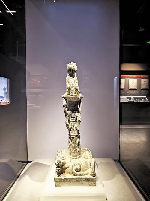 3月20日,冀州博物馆内的黑石熨斗架(仿)。