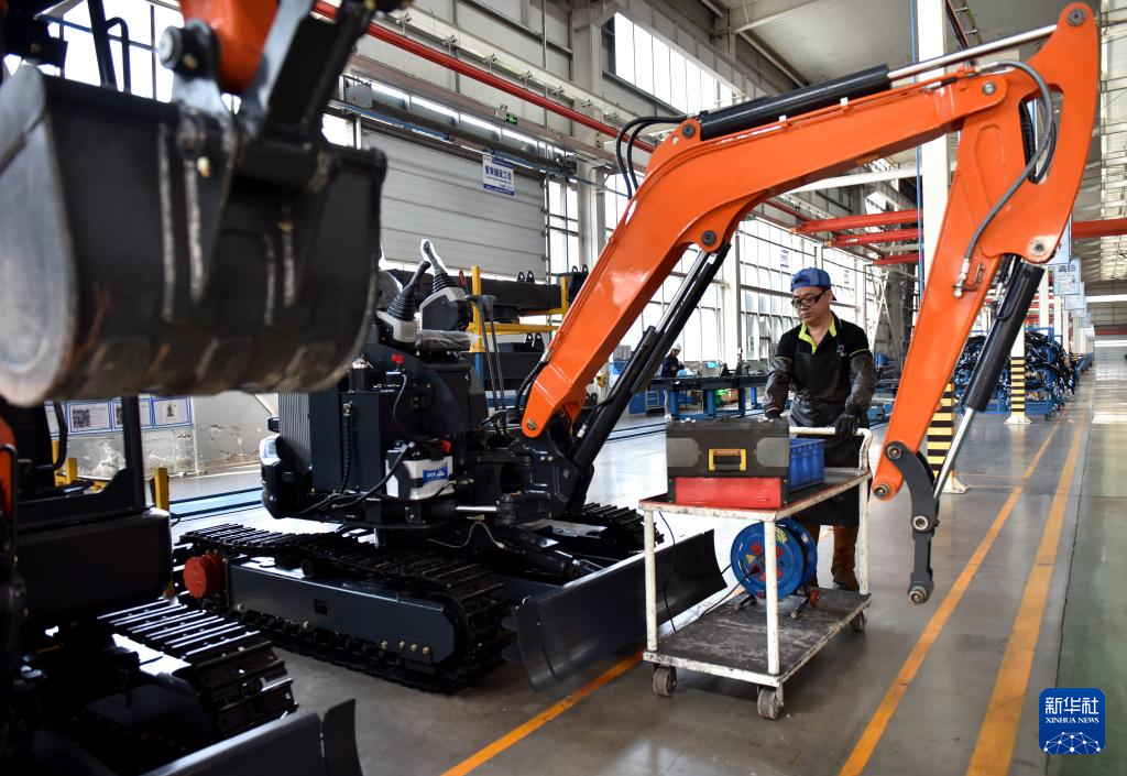 4月17日，在临西县一家挖掘机生产企业，工人在生产线上作业。 新华社记者王晓摄