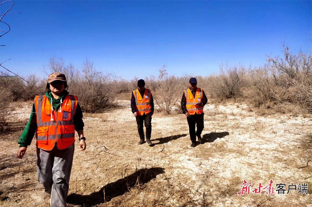 护林员赵玲燕和搭档一起进行管护区的日常巡查工作