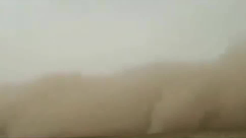 内蒙古多地遭遇沙尘天气，局地现百米沙墙