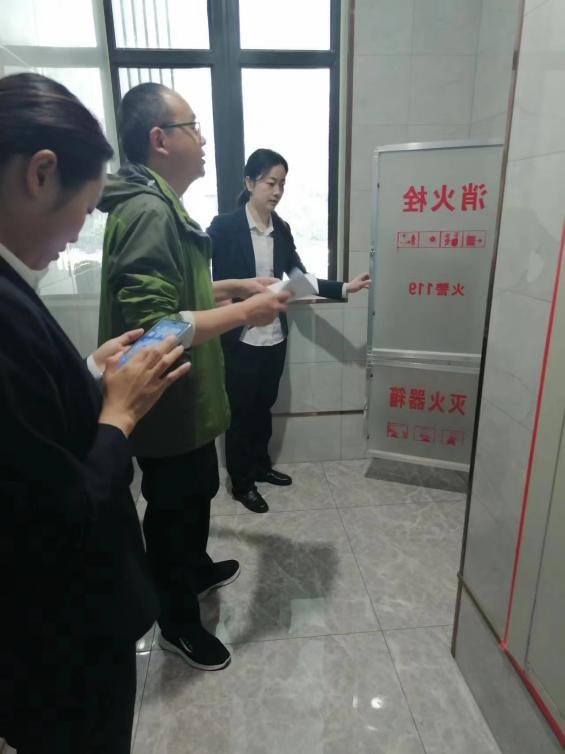 （工作人员对保利柏林之春小区消防栓进行排查）