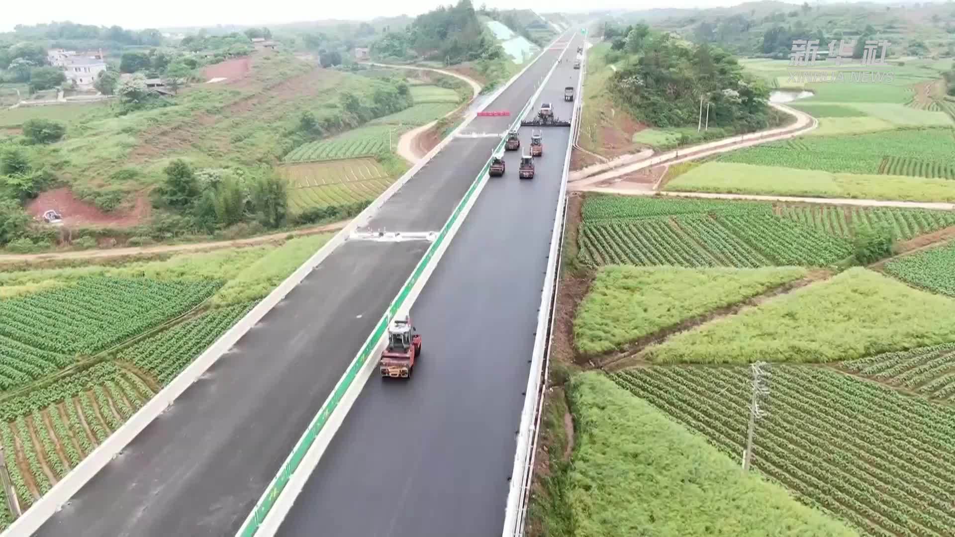 粤赣省际新通道雄信高速主线路面完工