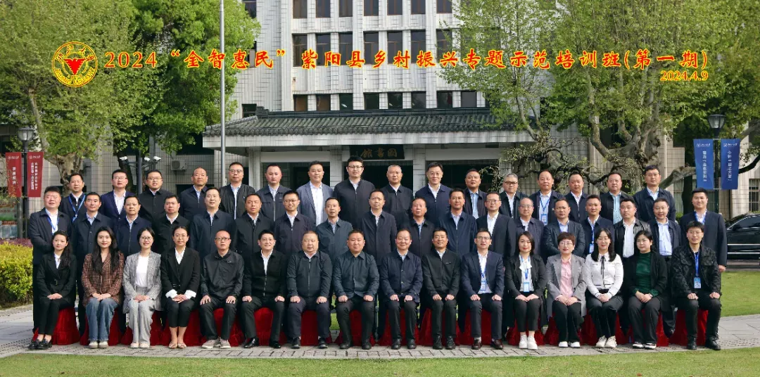 ▲结业仪式并颁发结业证书