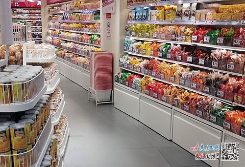 位于宜春的一家赵一鸣零食店货架上商品琳琅满目。