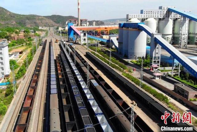 图为运煤专列。　滕秦溥 摄