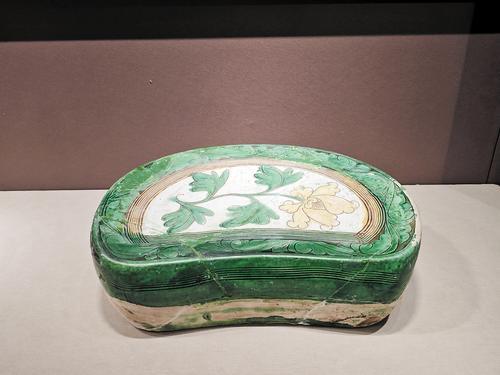 3月20日,冀州博物馆内的三彩划花牡丹纹腰圆枕。