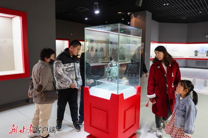 游客在甘肃秦文化博物馆参观　新甘肃·甘肃日报记者　冯乐凯