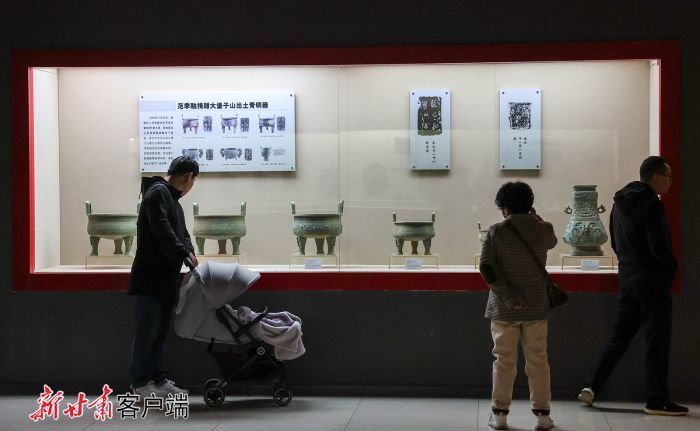 甘肃秦文化博物馆展出大堡子山出土的青铜镈与石磬　新甘肃·甘肃日报记者　冯乐凯