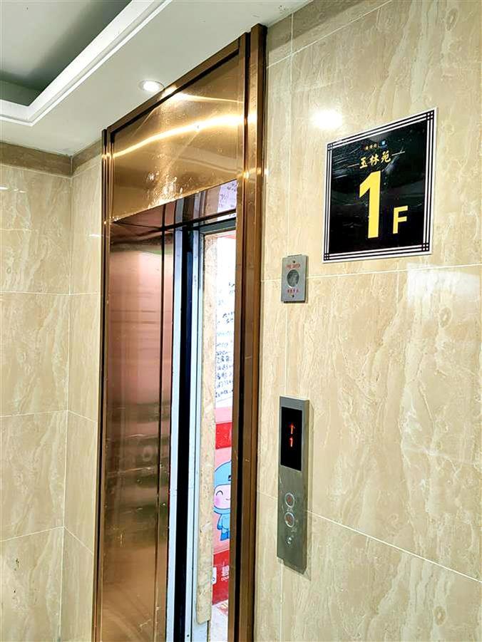 出问题的电梯 摄影：楚天都市报极目新闻记者董淑健