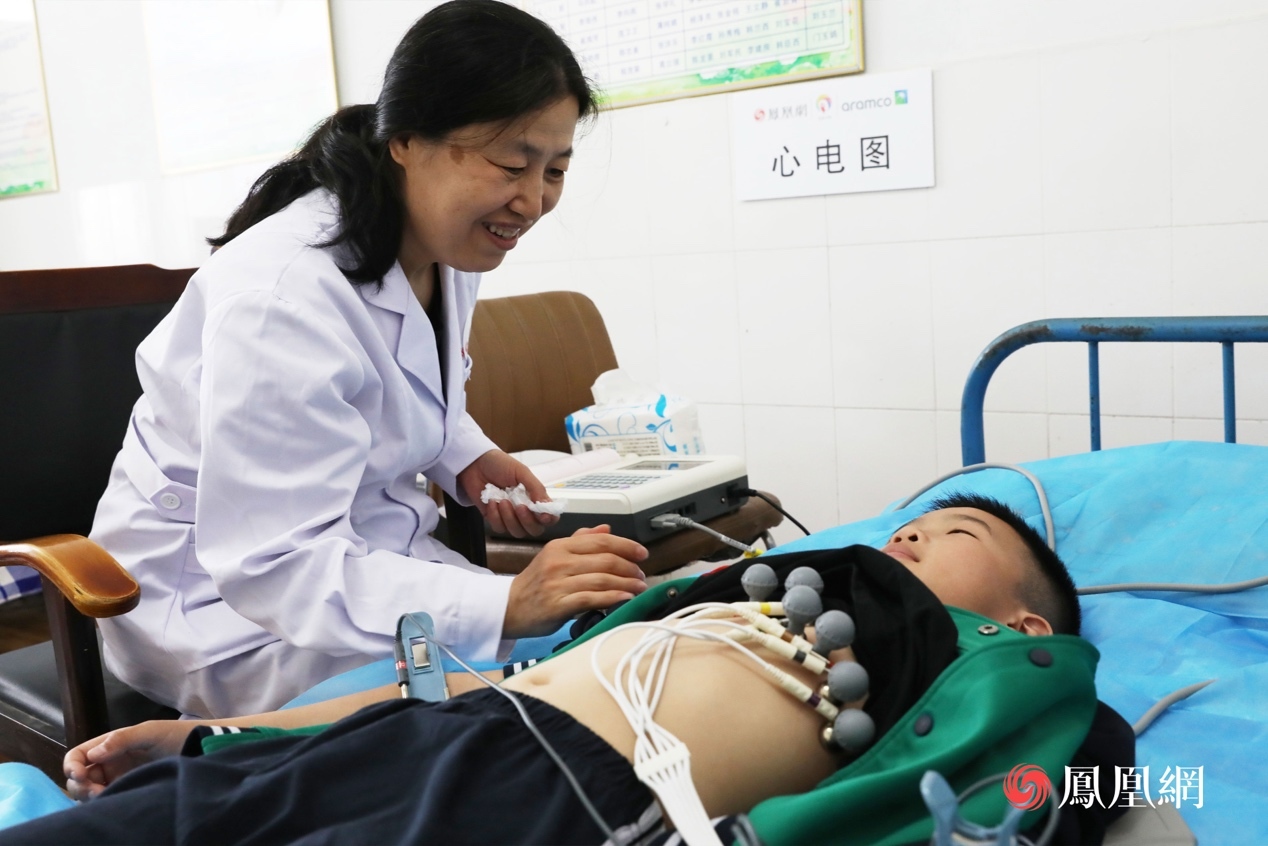 医疗志愿者为学生进行心电图检查