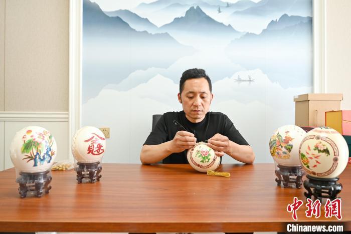 李海明正在用鸵鸟蛋制作蛋壳工艺品。　薛宁 摄