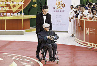 4 月18 日，演员游本昌（前）和胡歌亮相开幕红毯。新华社记者陈钟昊摄