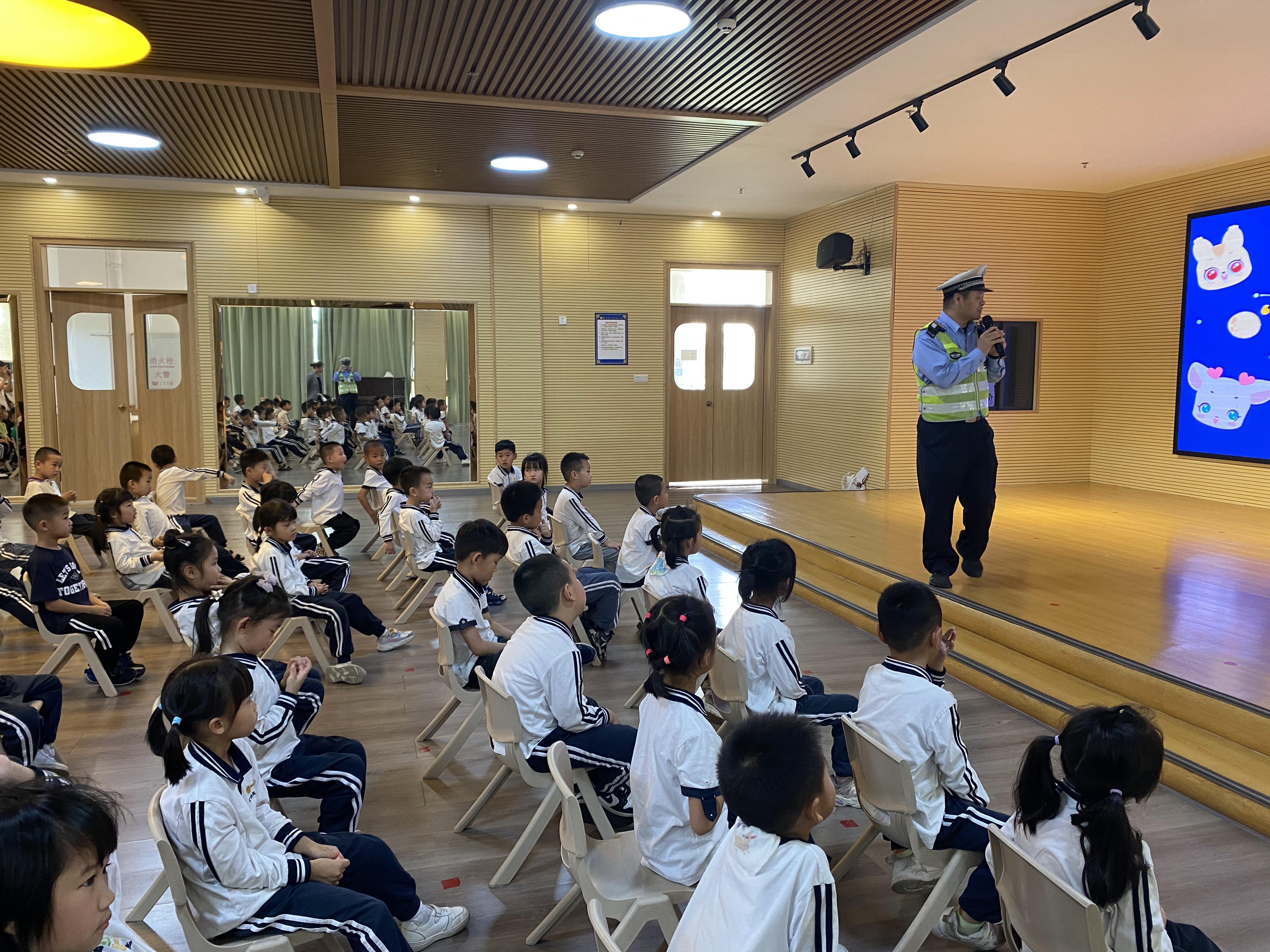 东莞交警洪梅大队“进学校”开展交通安全宣讲活动