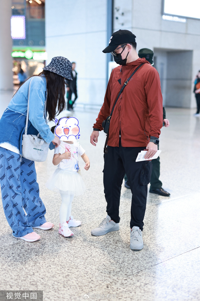郑恺苗苗牵着女儿走机场 一家人幸福甜蜜