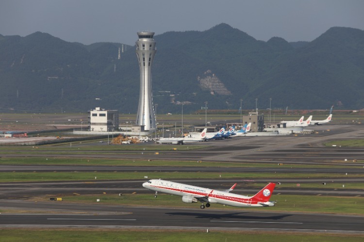 ▲重庆江北国际机场，四川航空飞机正在起飞。通讯员 莫晓健 摄