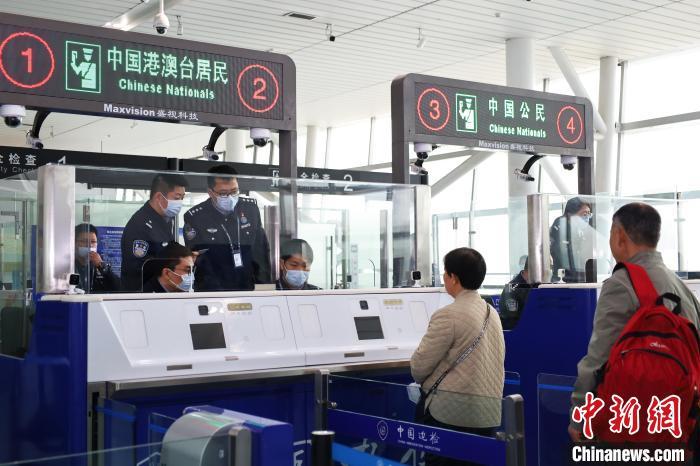 4月16日，临沂边检站民警正在为旅客办理出境手续。石绍琪 摄